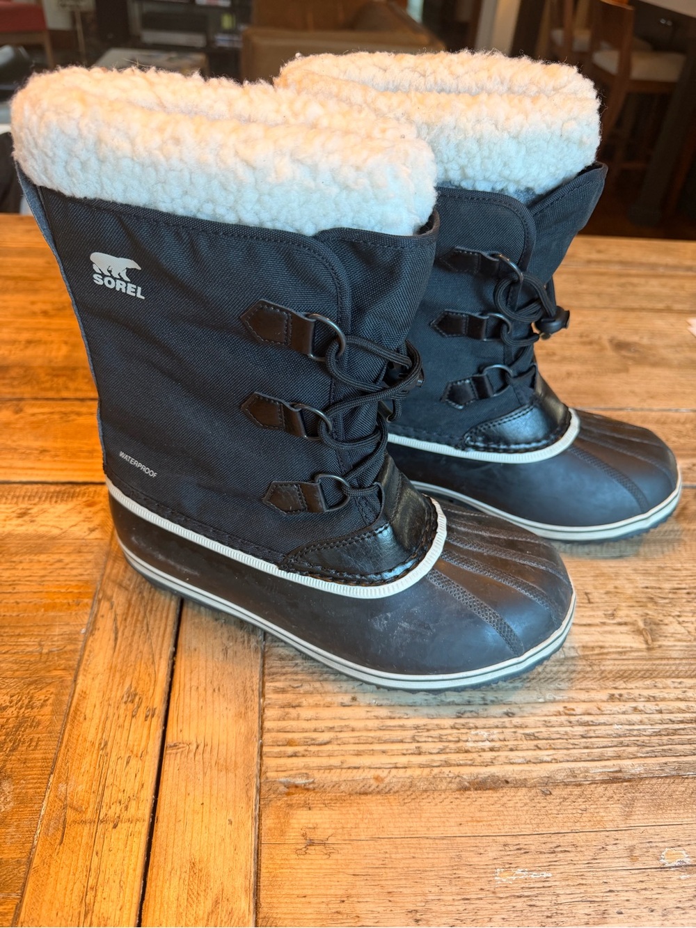 Youth Sorel Black and Cream Insulated Lace-Up Snow Boots - size 7 / EUR 39